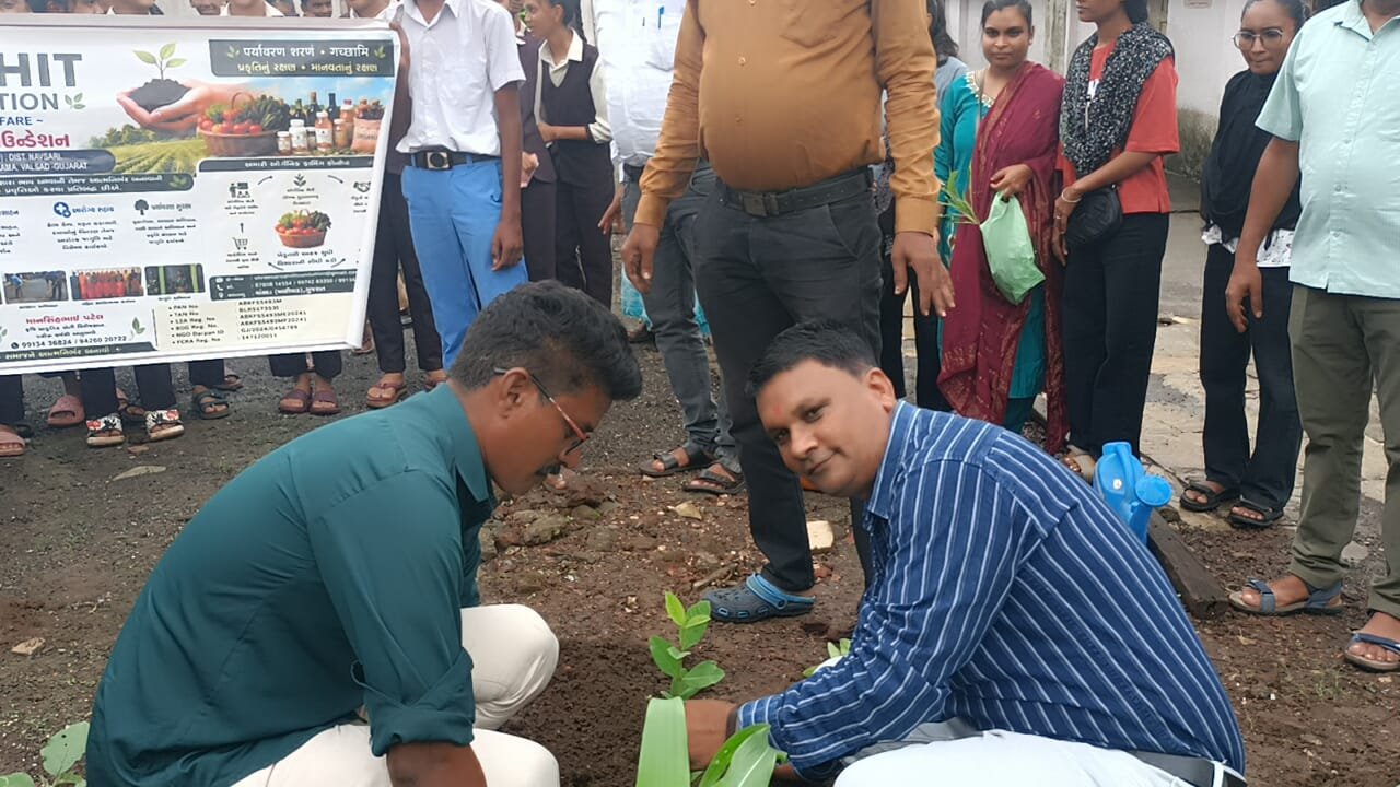 पौधारोपण करते हुए संस्था के सदस्य